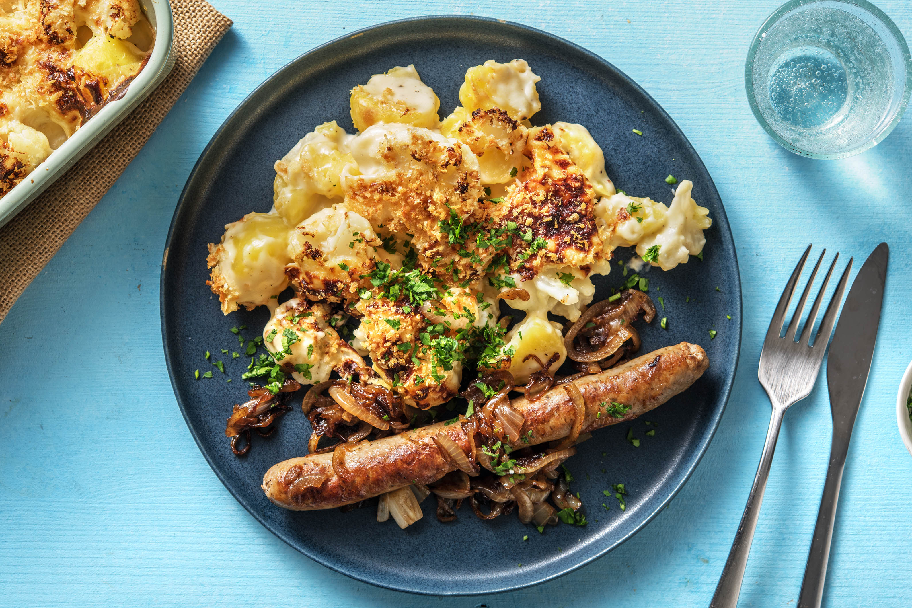 Gratin de chou-fleur et pommes de terre avec une saucisse