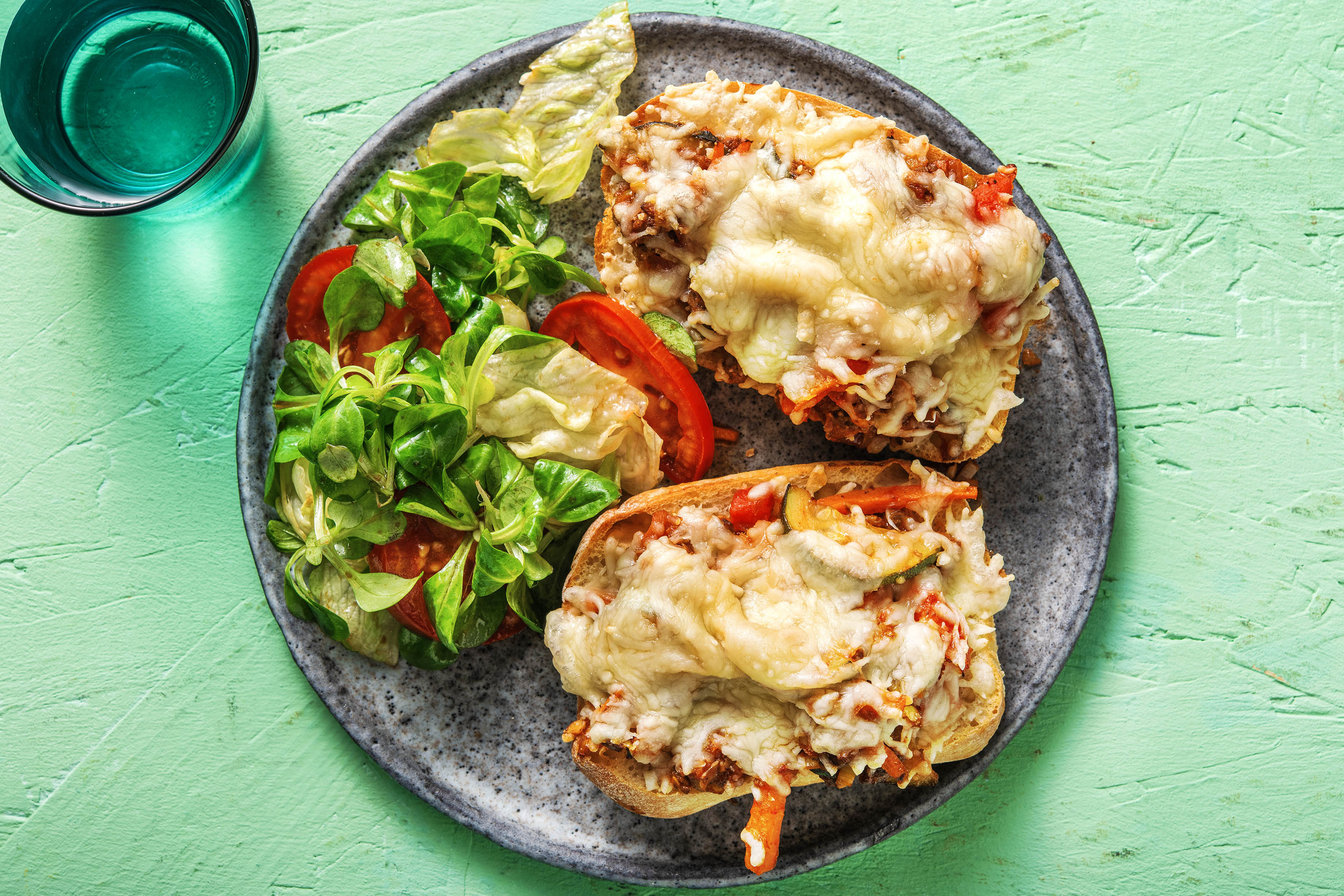 Petit pain à la viande hachée et au fromage fondu