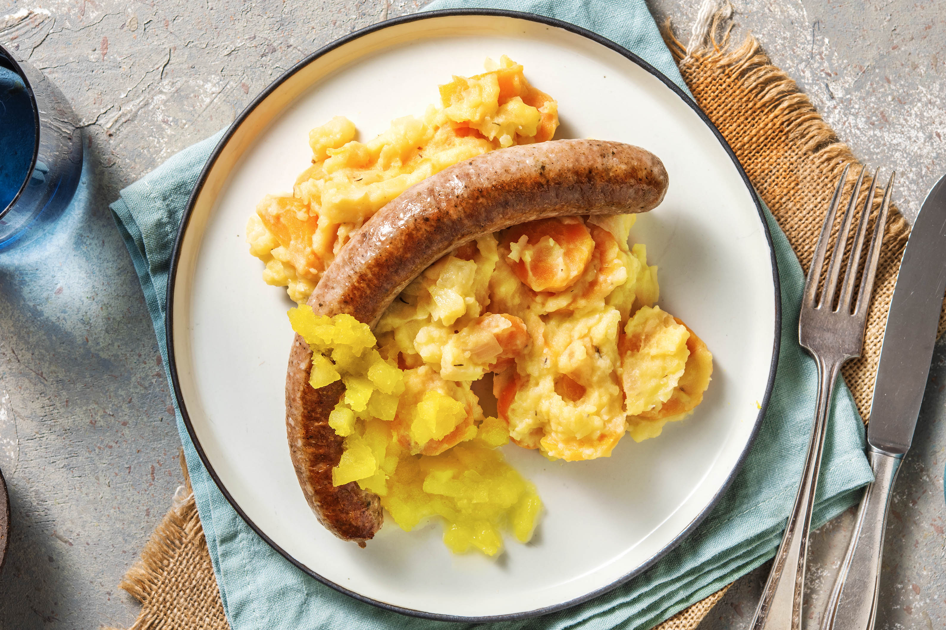 Saucisse de porc et purée de pommes de terre et carottes