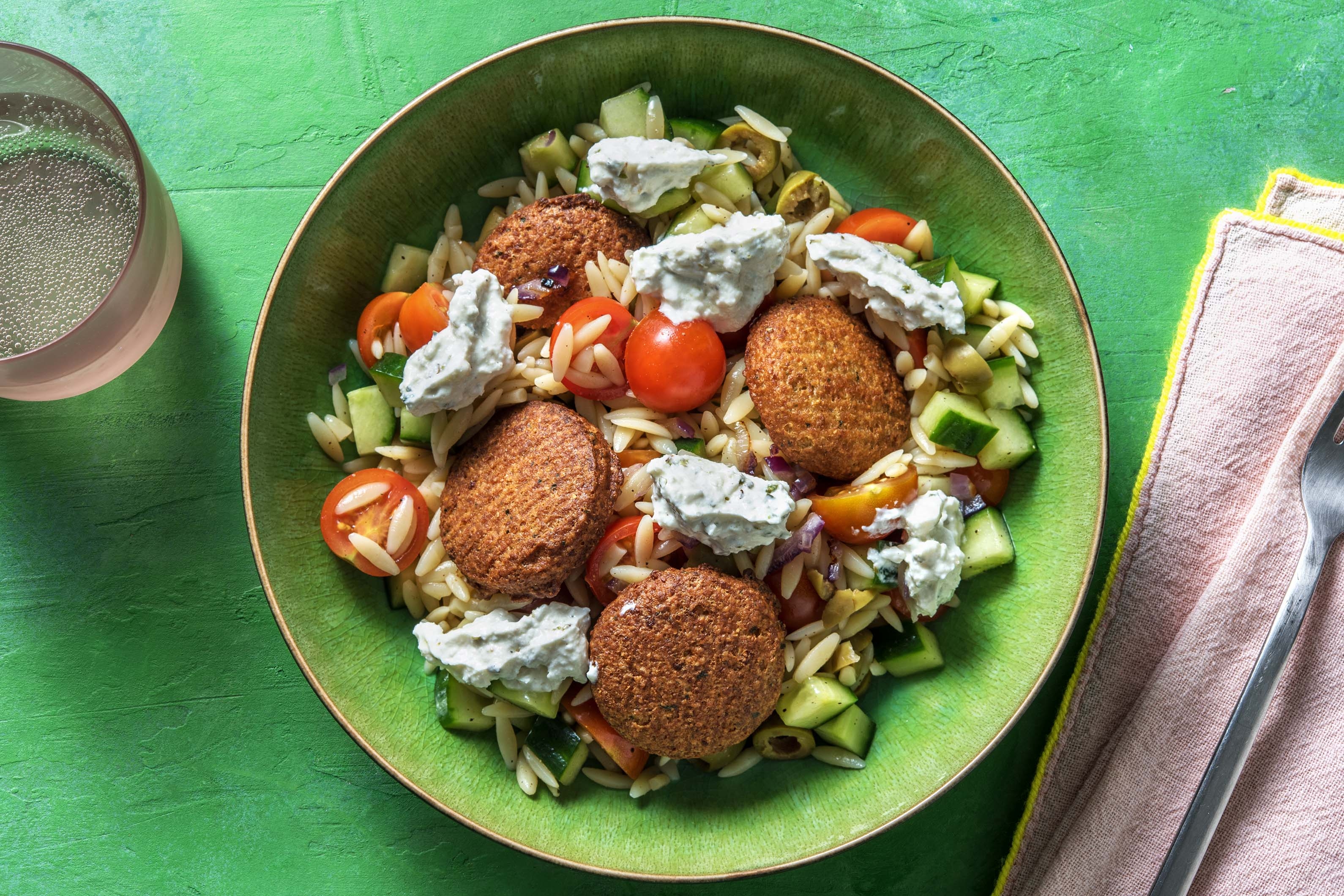 Salade d’orzo aux falafels et sauce à la feta