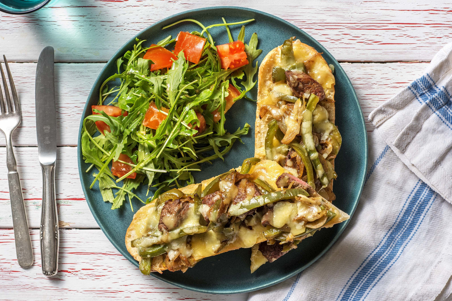 Baguette au bœuf émincé, aux poivrons et au fromage