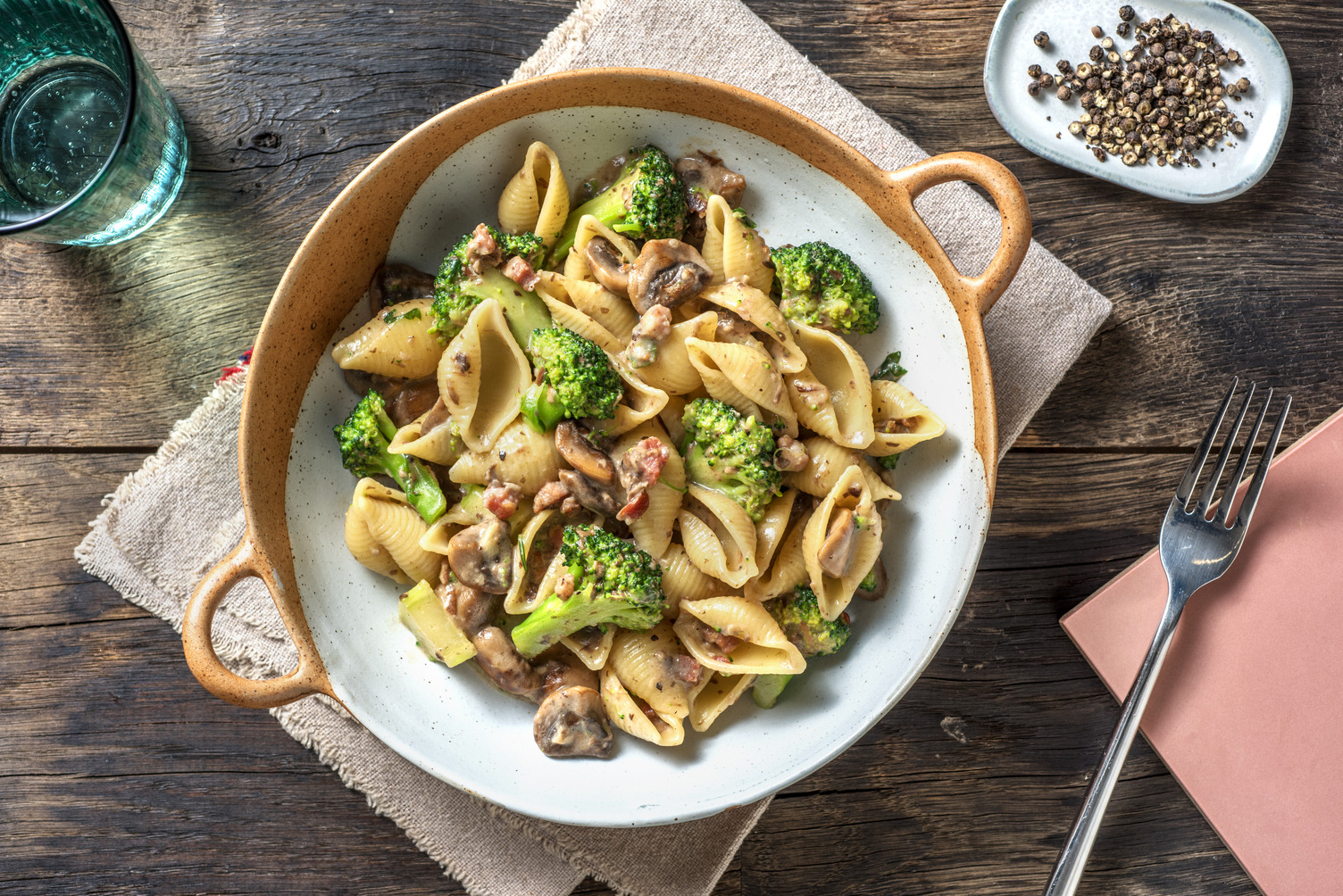 Verse conchiglie met broccoli en spek
