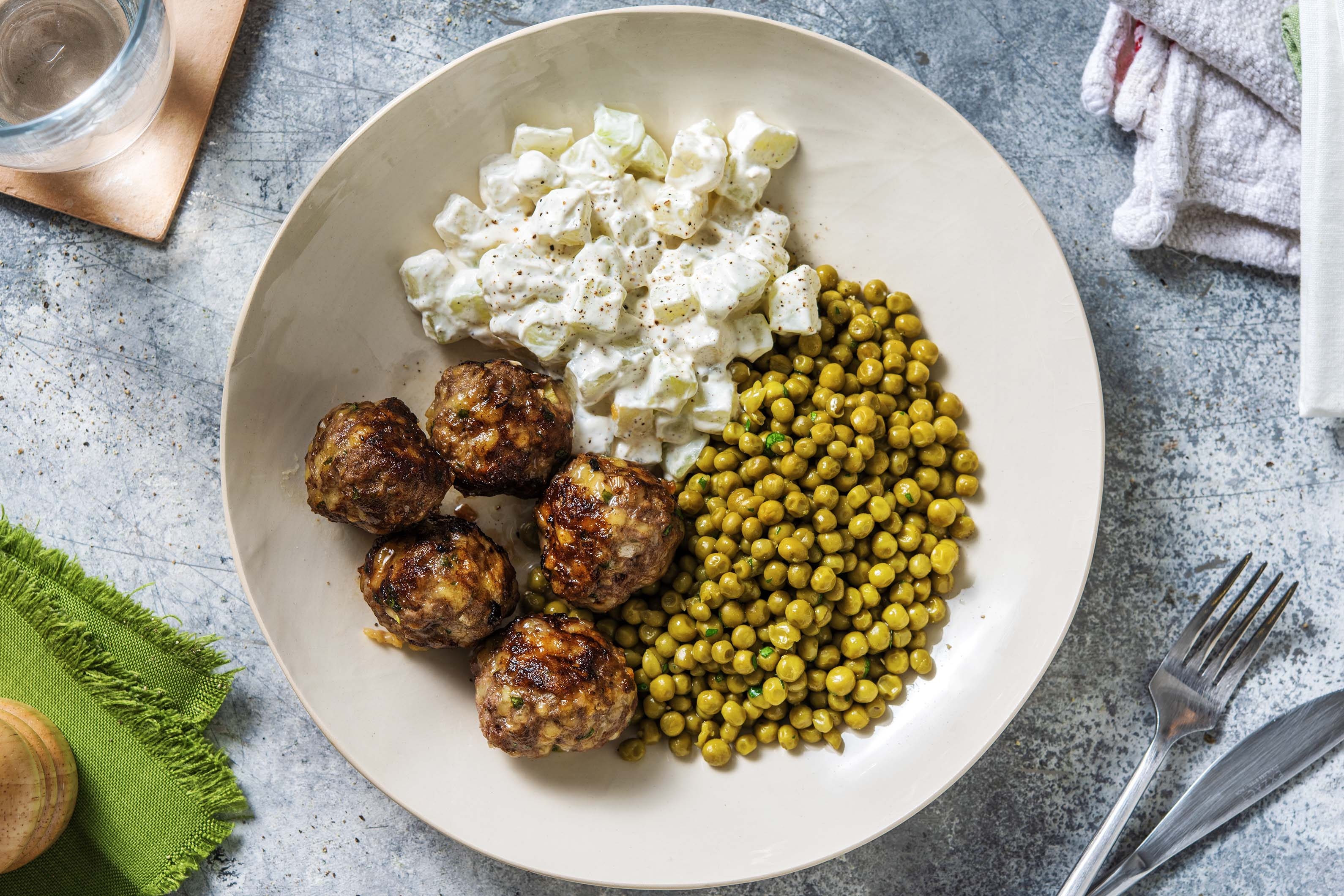 Käsige Hackbällchen mit Rahmkohlrabi