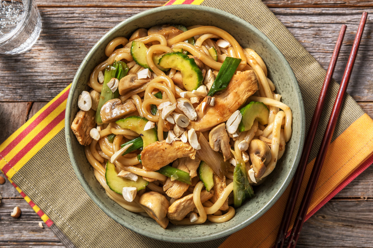 Nouilles udon au poulet et sauce asiatique douce