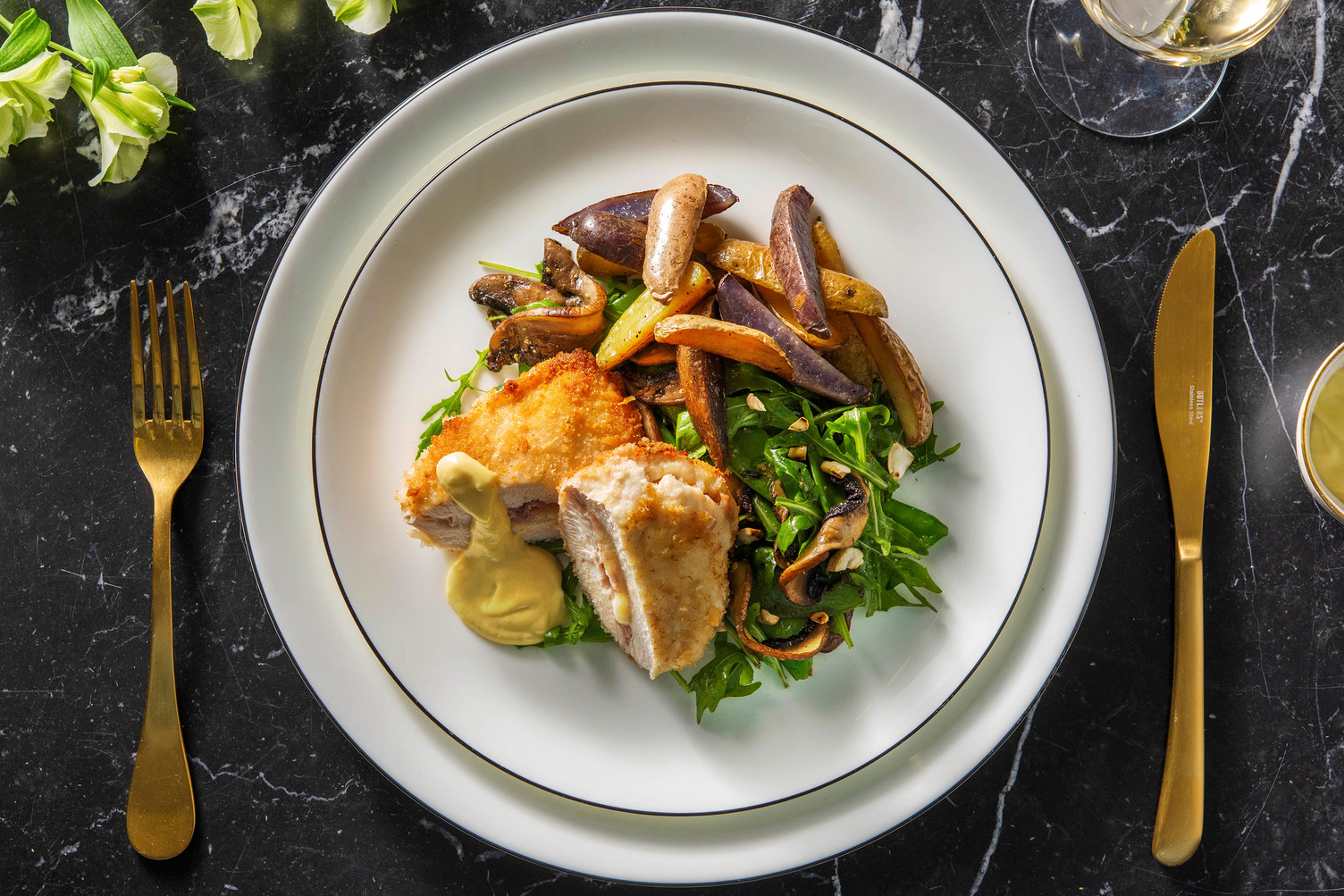 Cordon bleu de poulet maison et pommes de terre arc-en-ciel