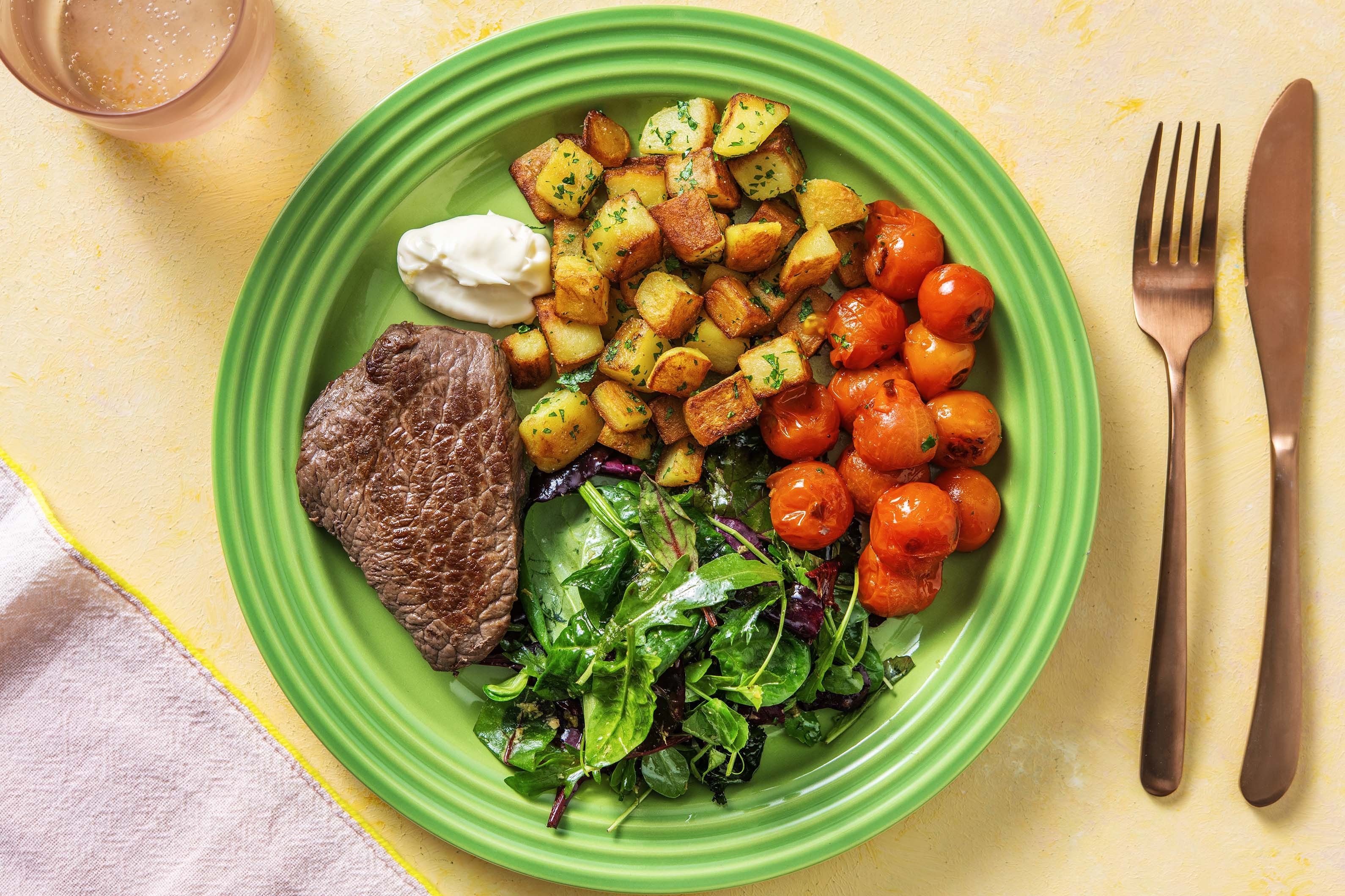 Rindersteak mit geschmorten Tomaten
