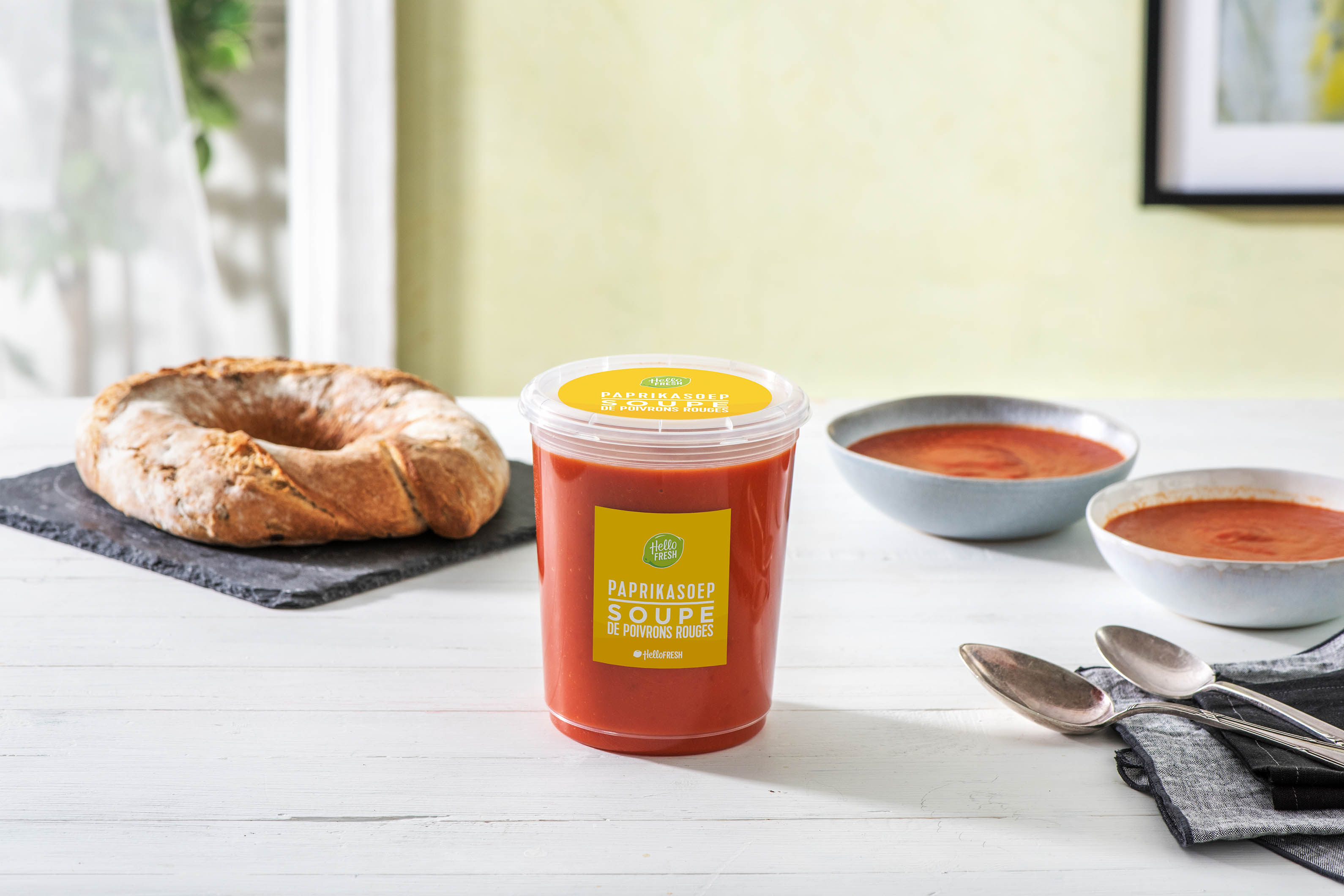 Soupe fraîche de poivrons rouges et couronne aux olives