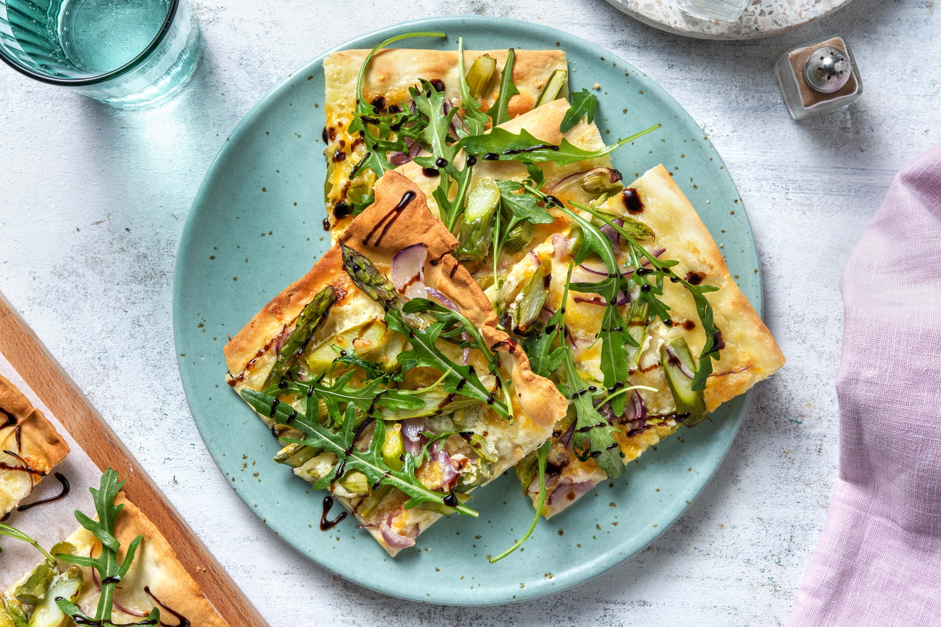 Flammkuchen mit grünem Spargel