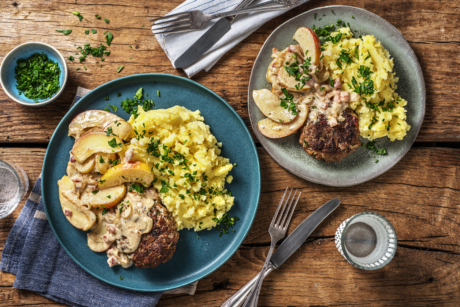 Hacktätschli mit Apfel-Speck-Sauce