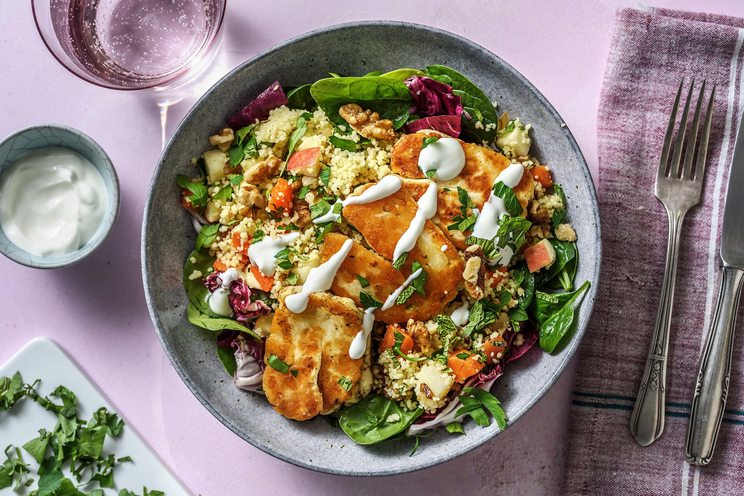 Salade de couscous complet au halloumi et aux carottes