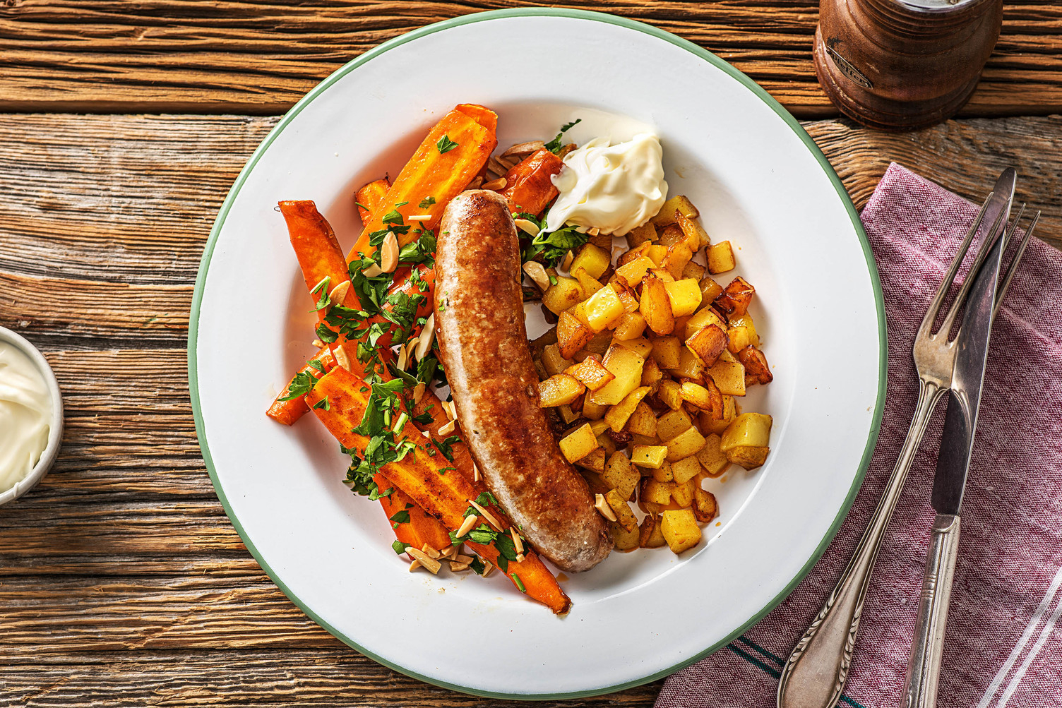 Saucisse de porc poivron-amandes et patatas bravas