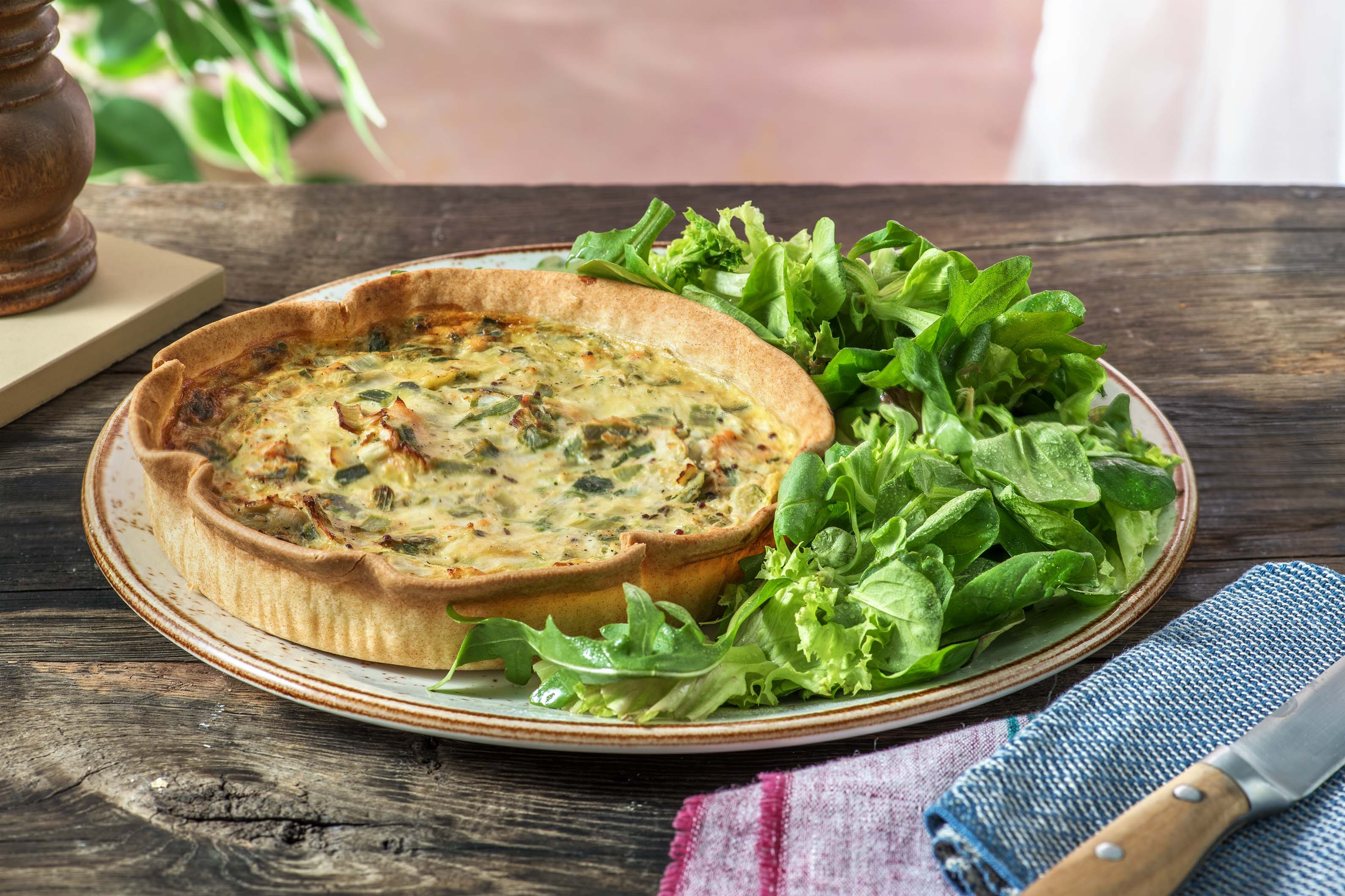Quiche au saumon sauvage, poireau et salade à l'aneth