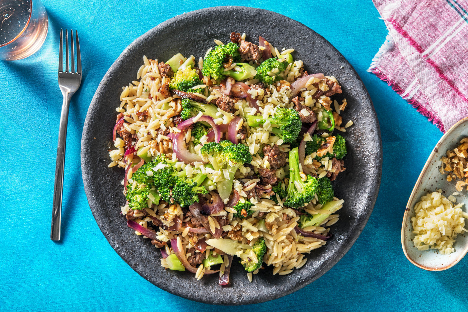 Siciliaanse orzo met kipgehakt en rozijnen