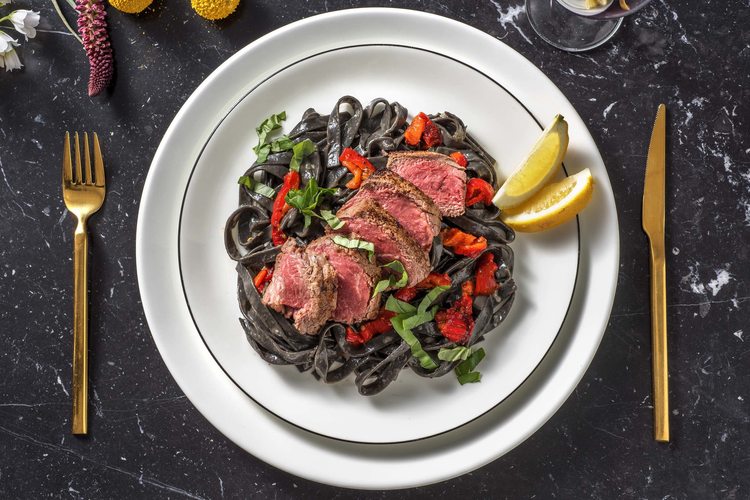 Rumsteck aux pâtes à l’encre de seiche