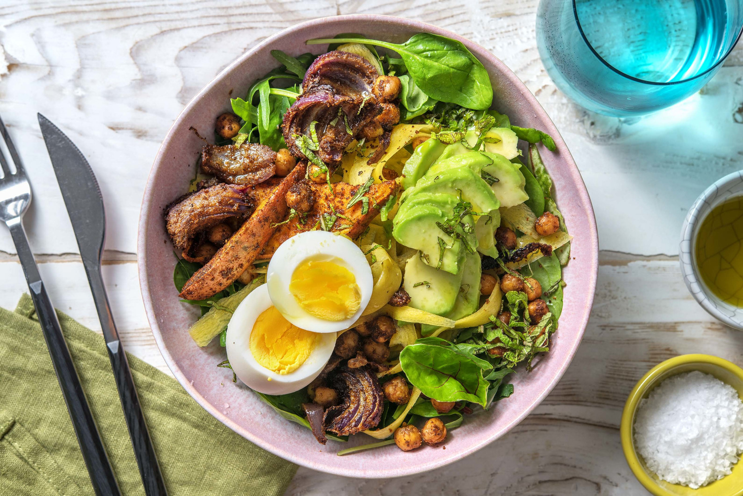Zomerse bowl met avocado en zoete aardappel