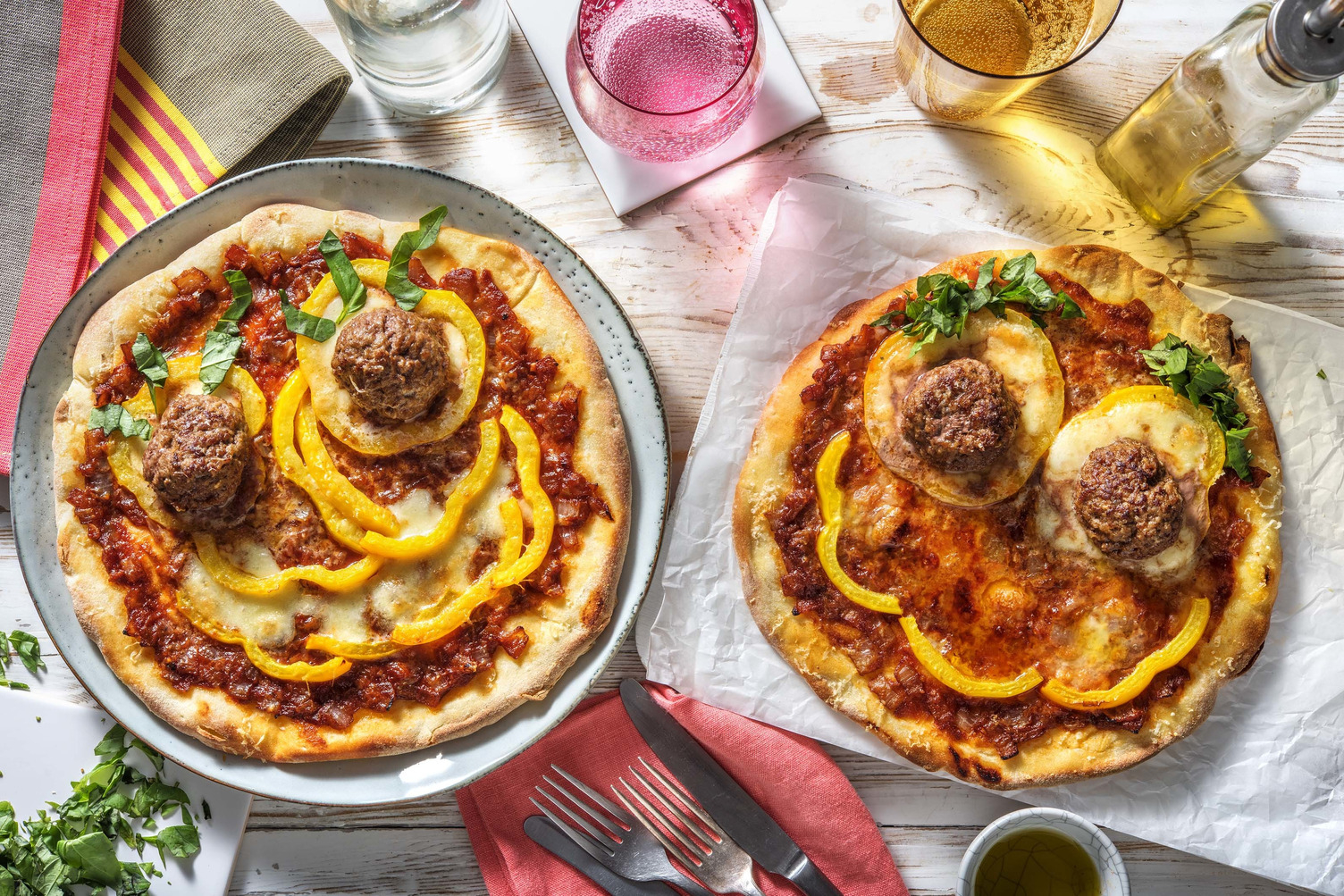 Vaderdagpizza met zelfgemaakte gehaktballetjes en buffelmozzarella