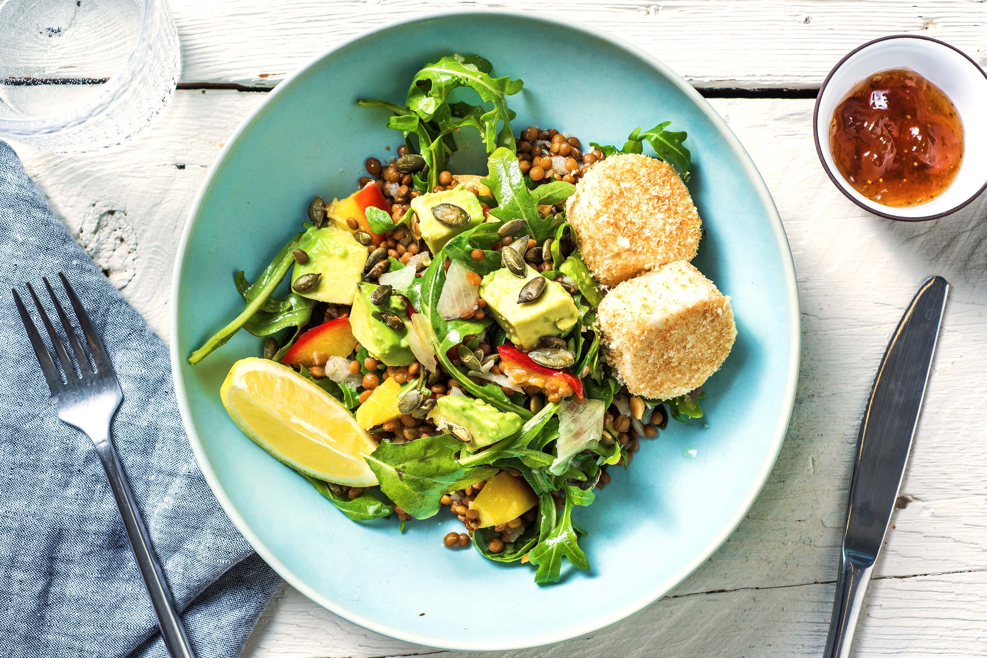 Panierter Ziegenkäse auf Linsensalat