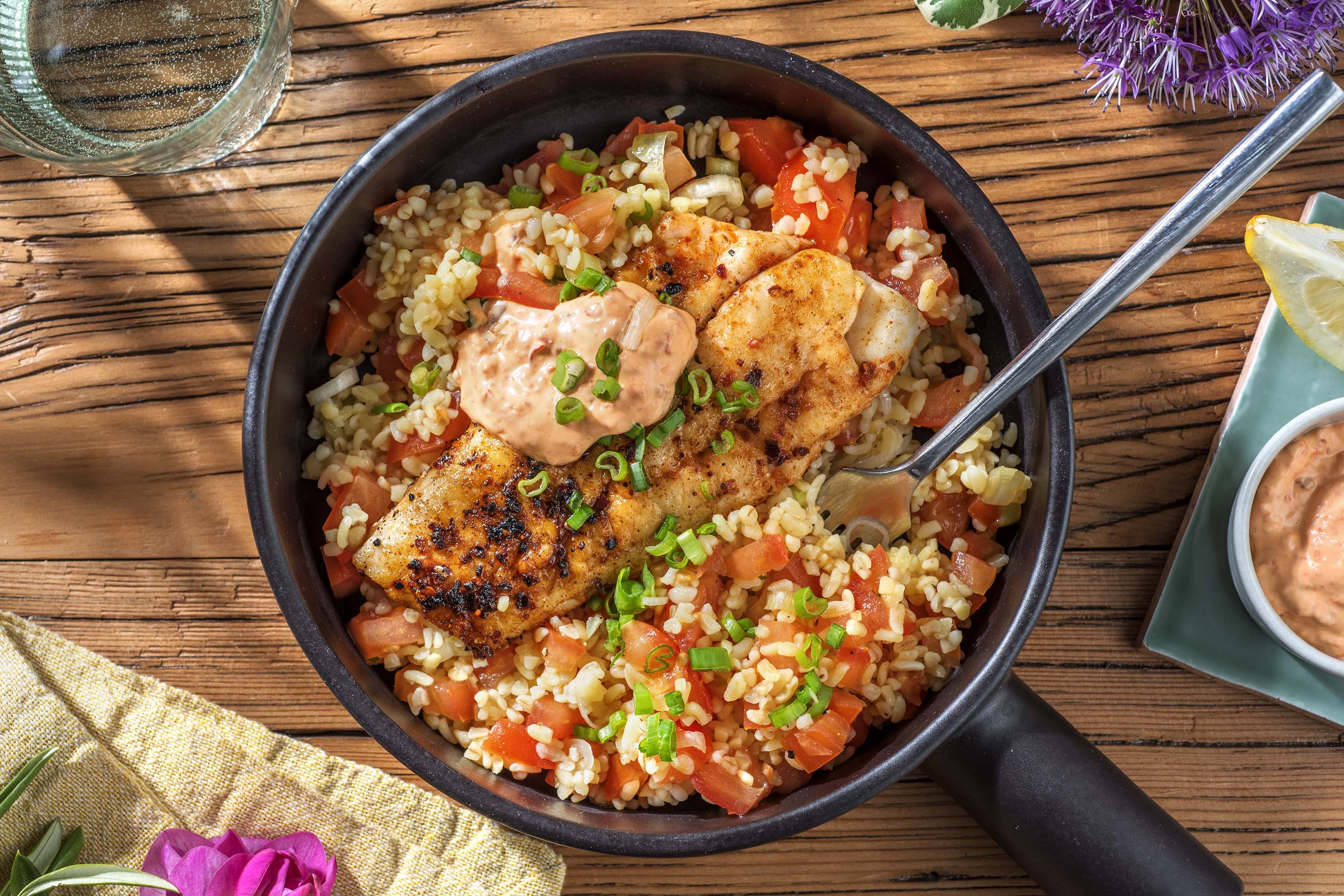 Würziges Fischfilet mit Bulgursalat