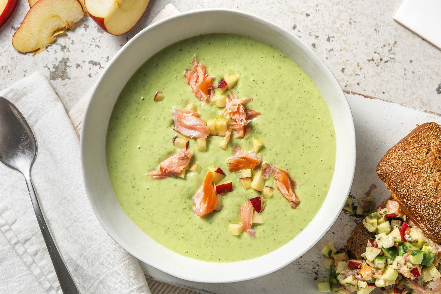 Soupe froide d’avocat et concombre avec miettes de saumon