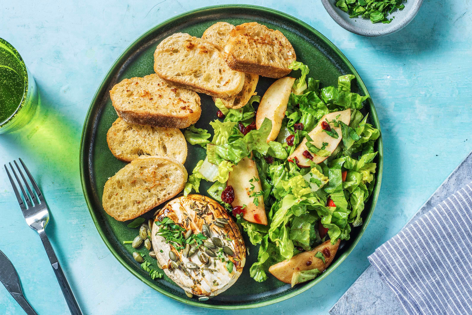 Karamellisierter Camembert mit Knobi-Baguette