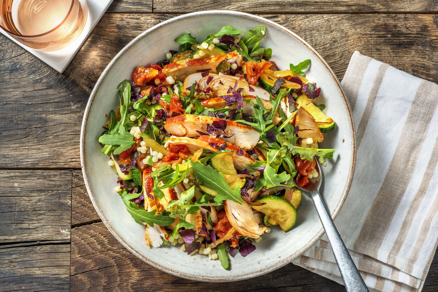 Zomerse parelcouscous met gerookte kip