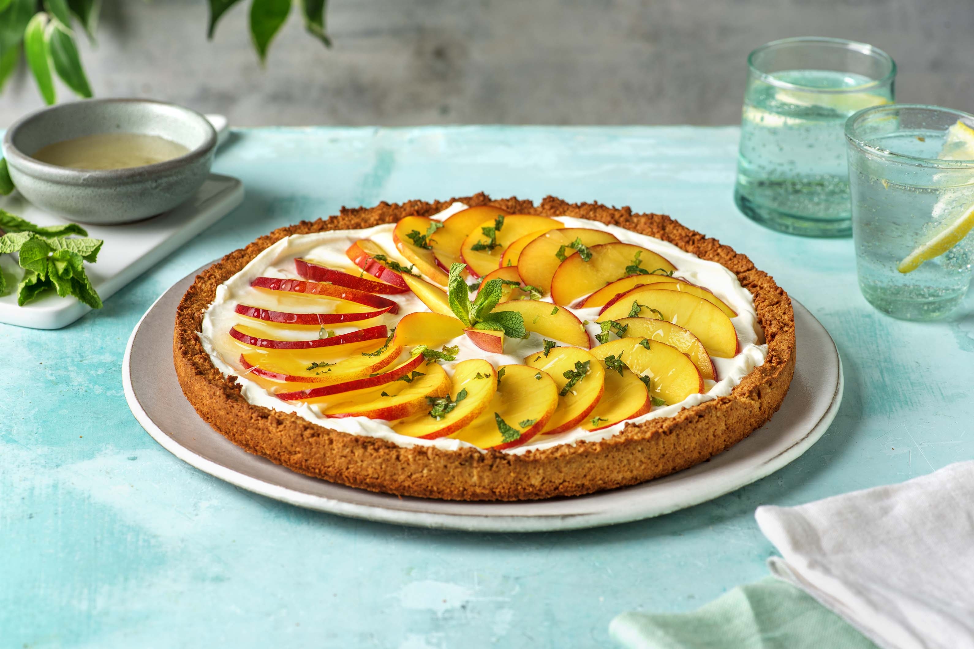 Gâteau d'été au fromage blanc garni de pêche et nectarine