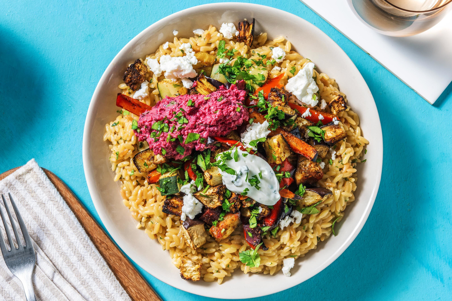 Griechisches Ofengemüse mit Rote-Bete-Hummus