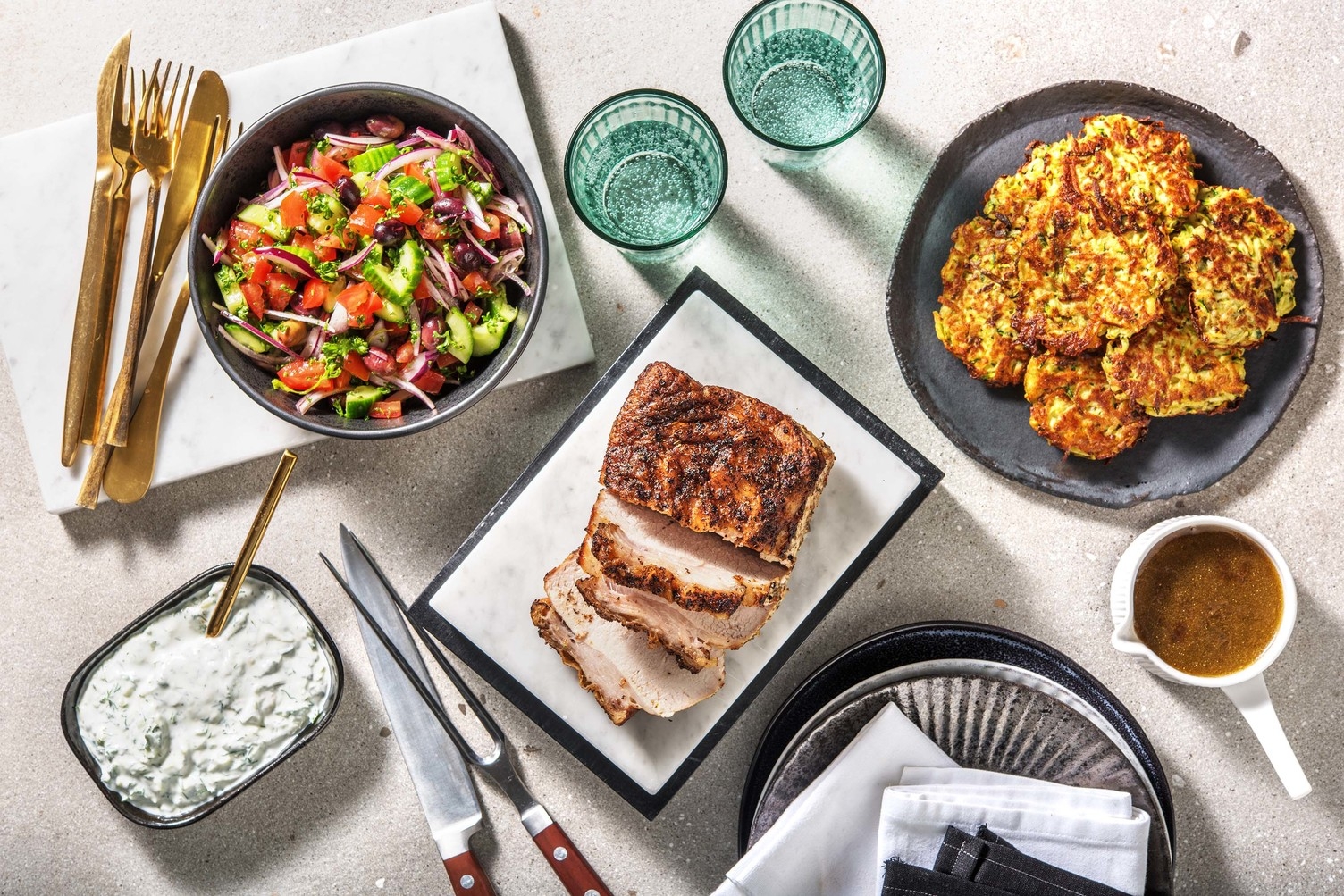 Souvlaki-Braten mit griechischem Salat