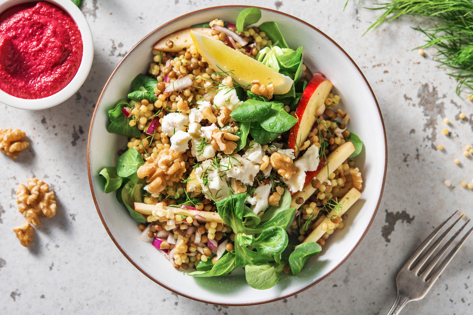 Salade de couscous perlé et de lentilles à la crème de betterave rouge