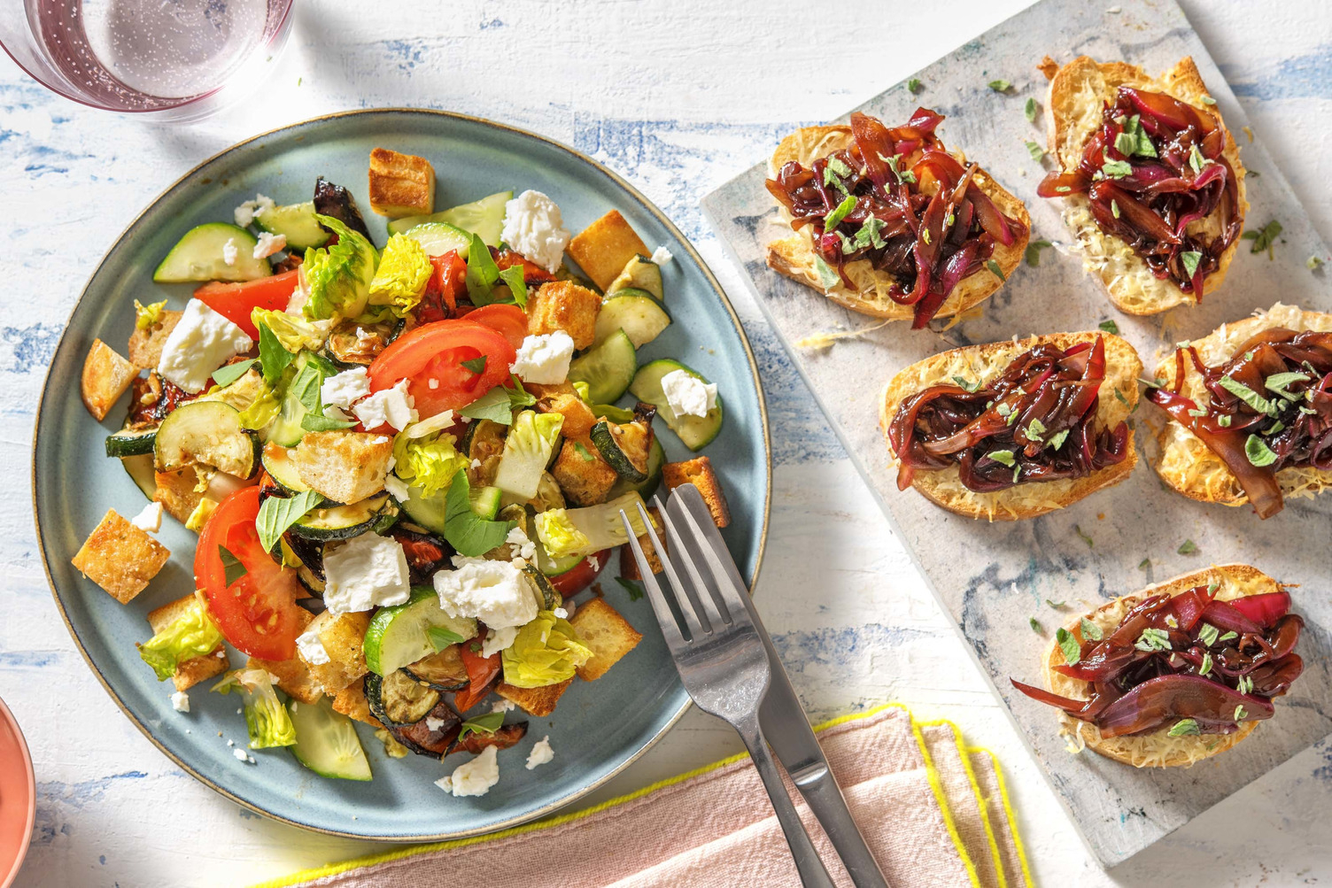 Mediterraner Brotsalat mit Hirtenkäse