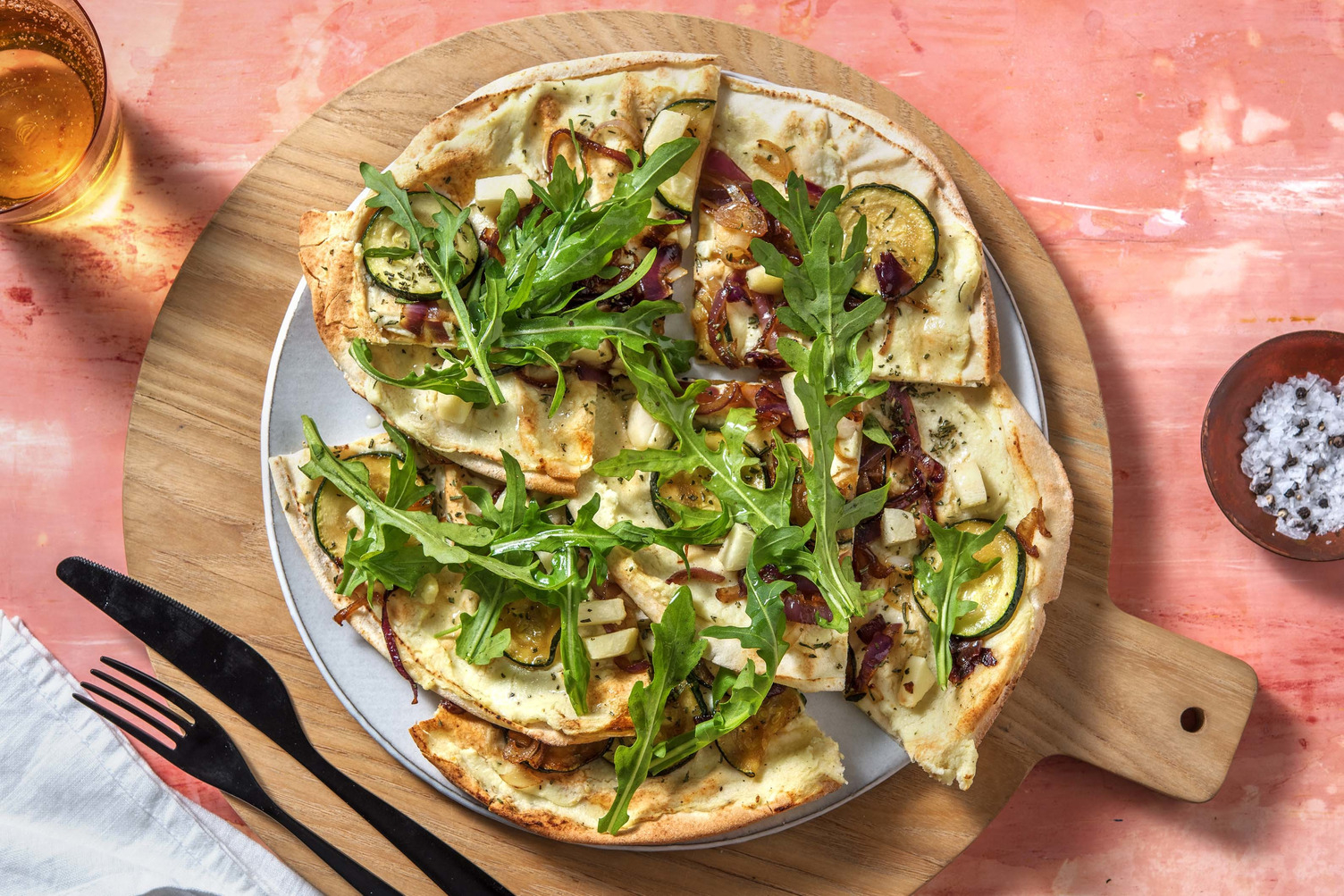 Pizza bianco met geitenkaas en perzik