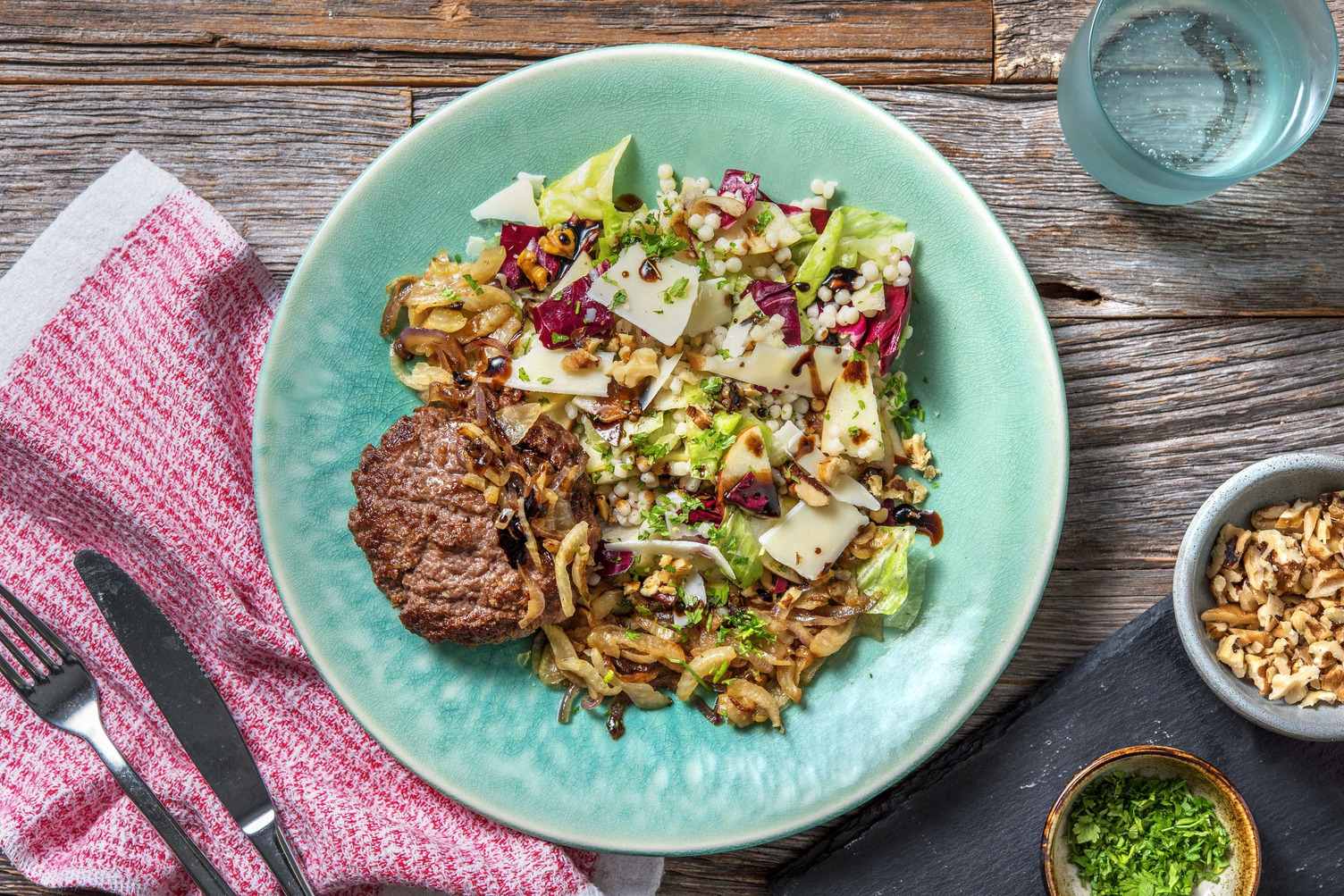 Burger de bœuf Limousin et couscous perlé en salade