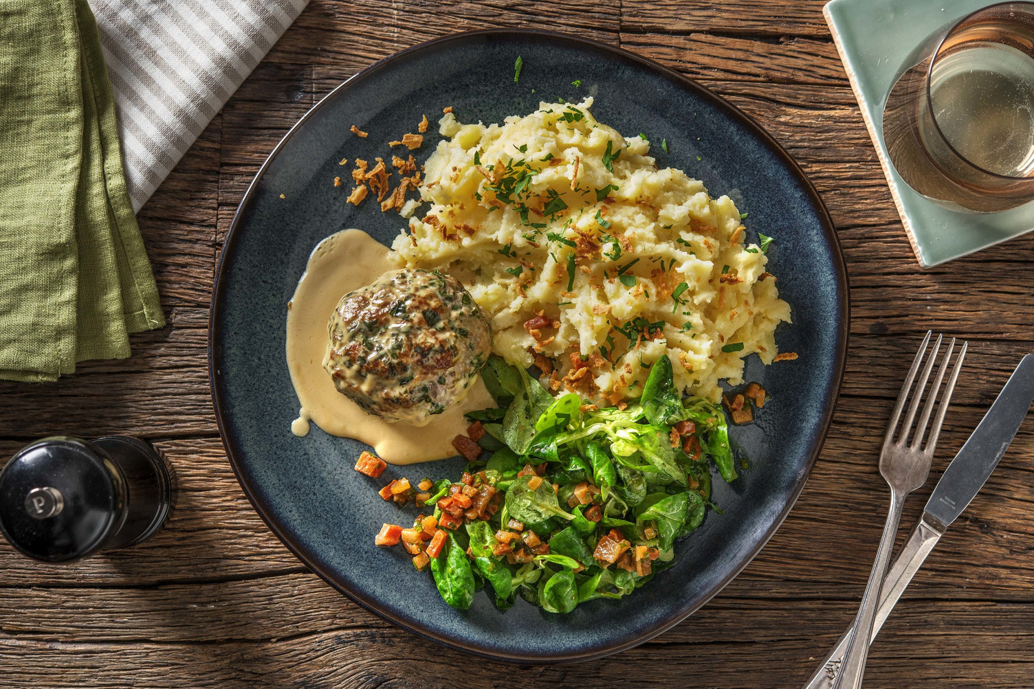Deftige „Fleischpflanzerl“ mit Kartoffelstampf
