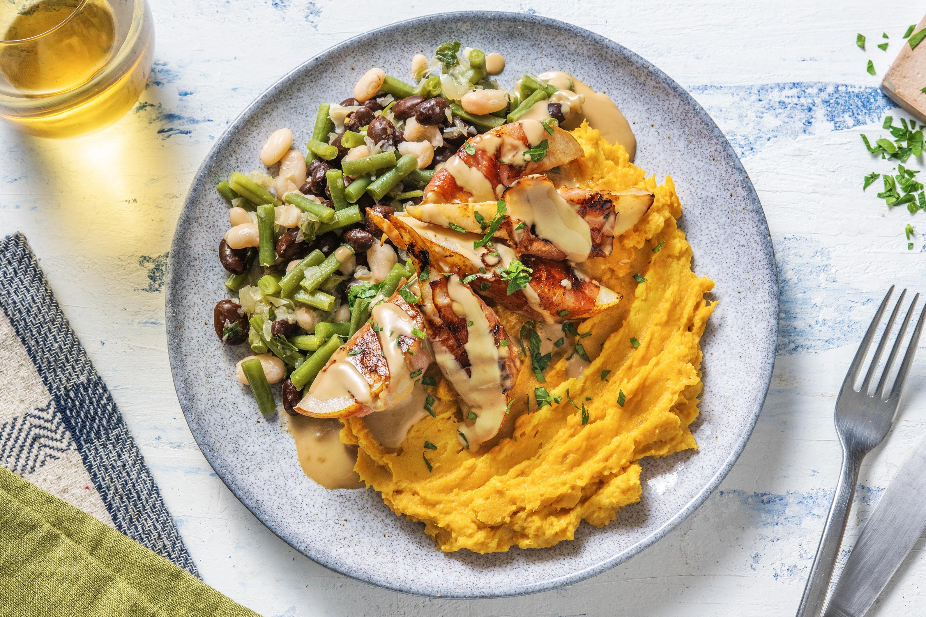 Birnen im Krustenschinken mit bunten Bohnen