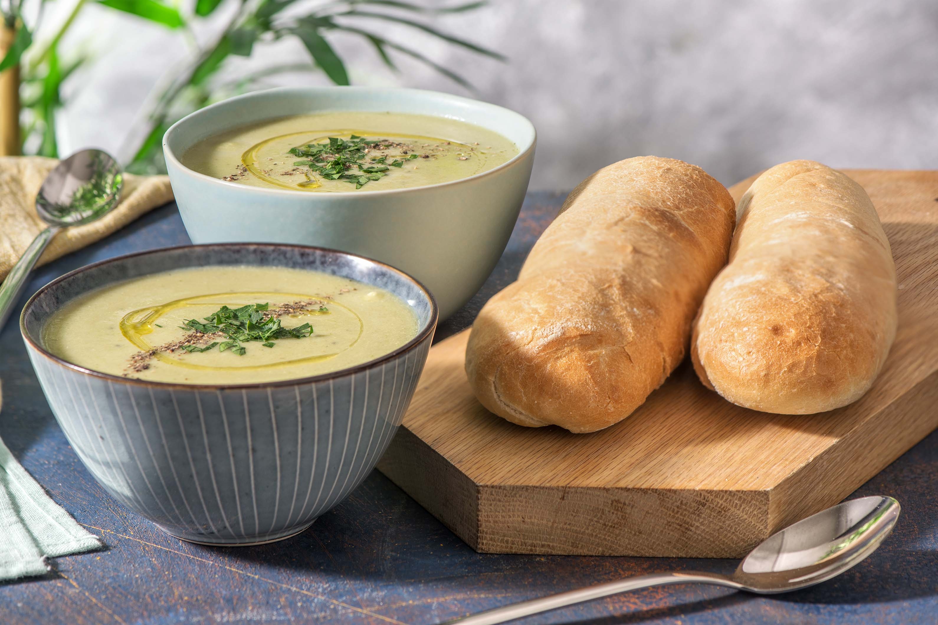 Verse broccoli-dragonsoep met baguette