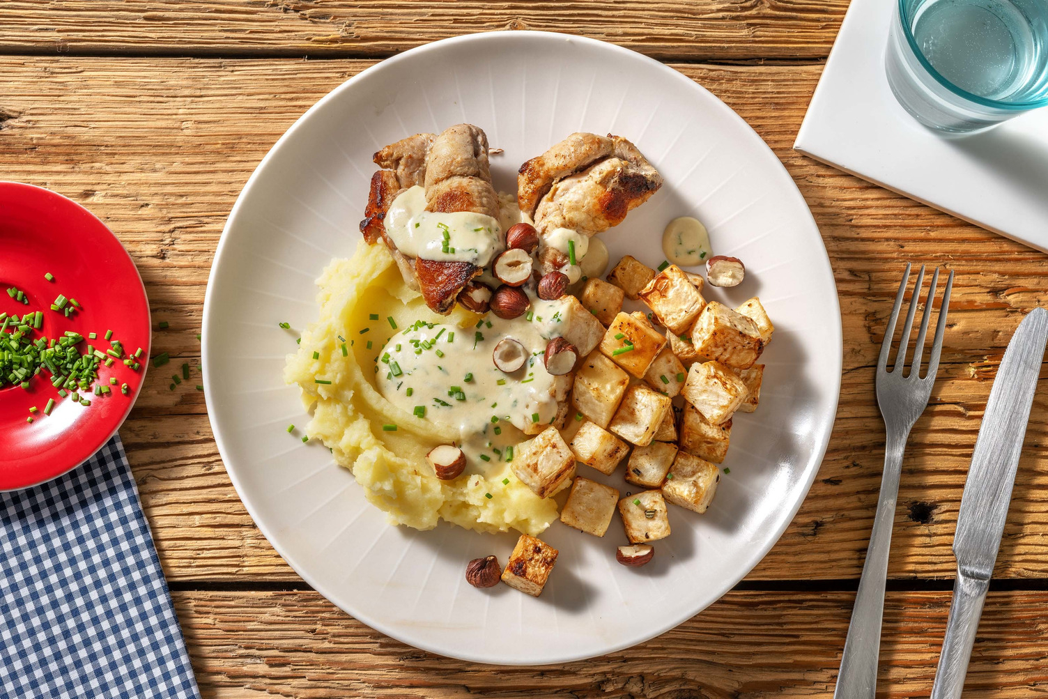 Schnitzelröllchen mit Selleriewürfeln