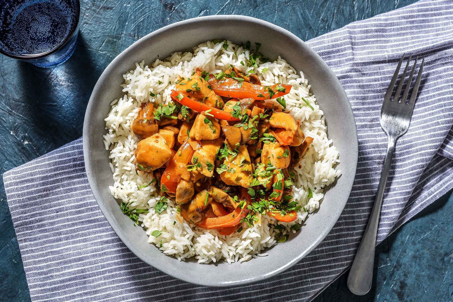 Poulet Stroganoff servi avec du riz