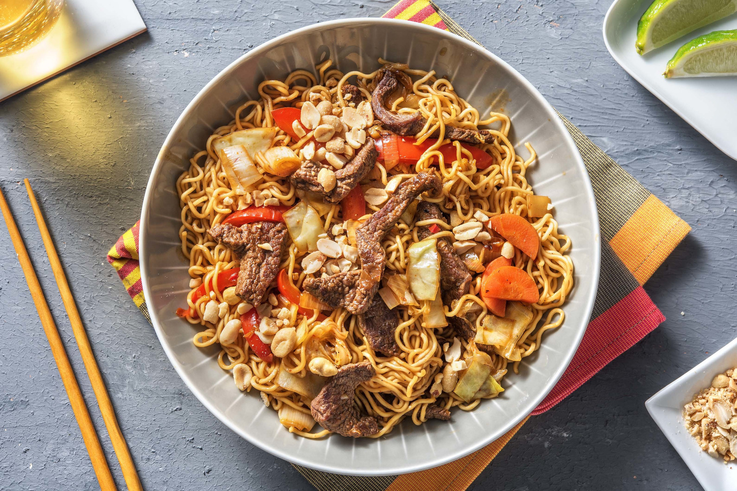 Noedels met biefstukreepjes in zoet-pittige chilisaus