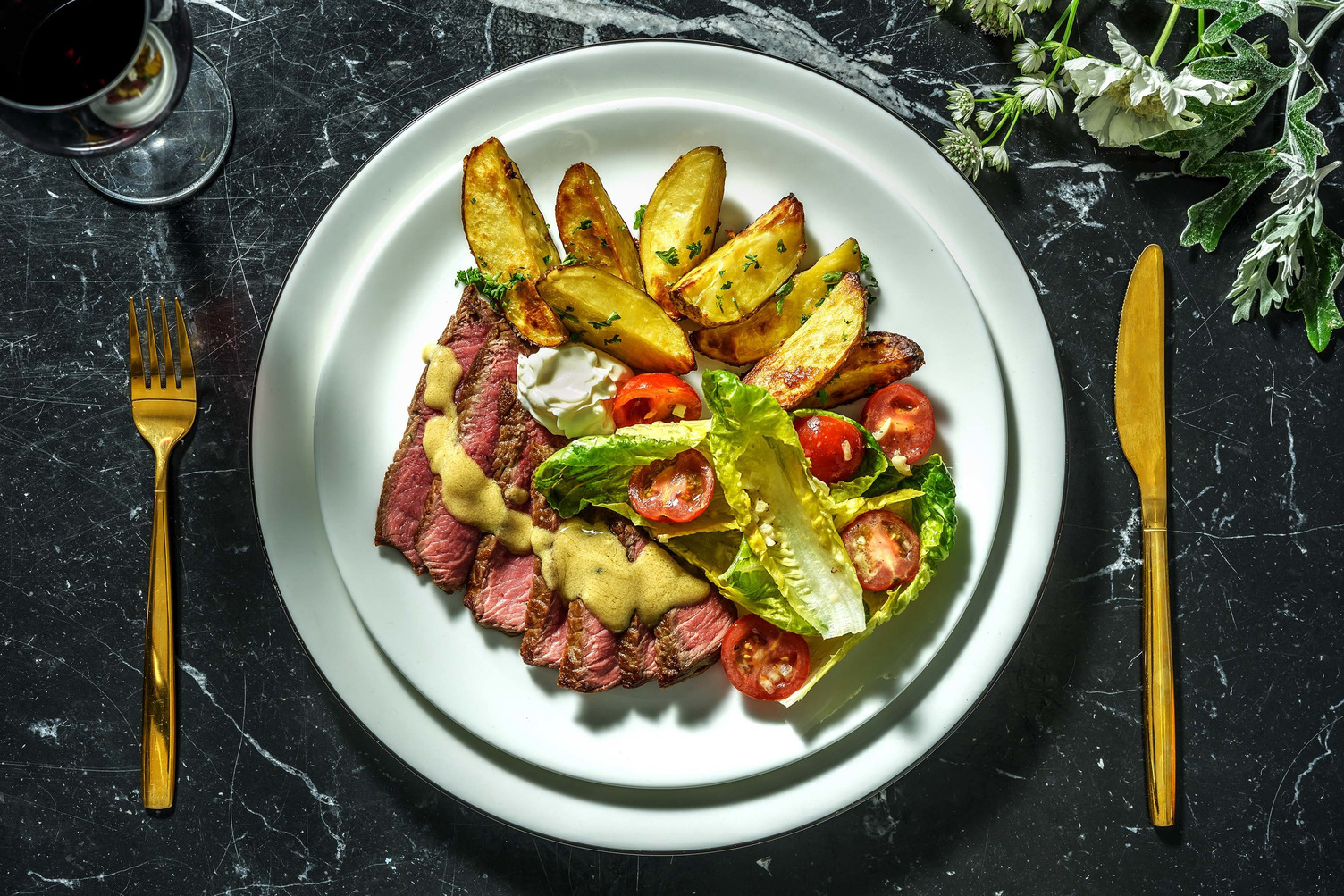 Entrecôte servie avec des pommes de terre à l'ail et au persil