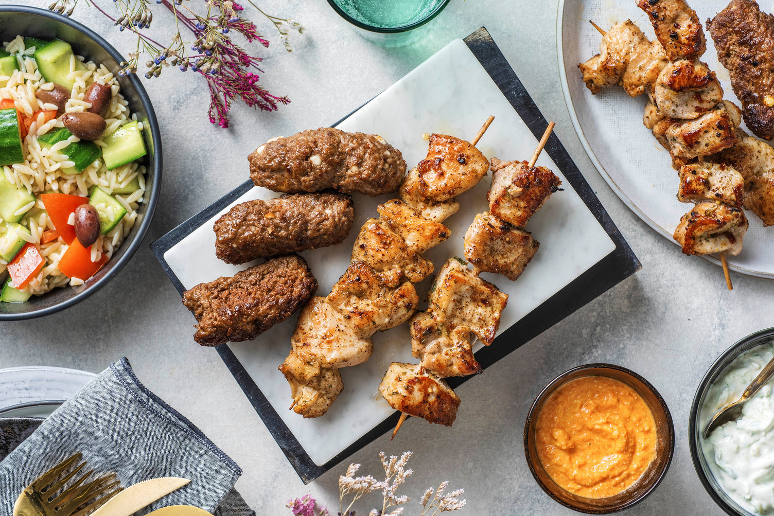 Griechische Platte mit zweierlei Souvlaki
