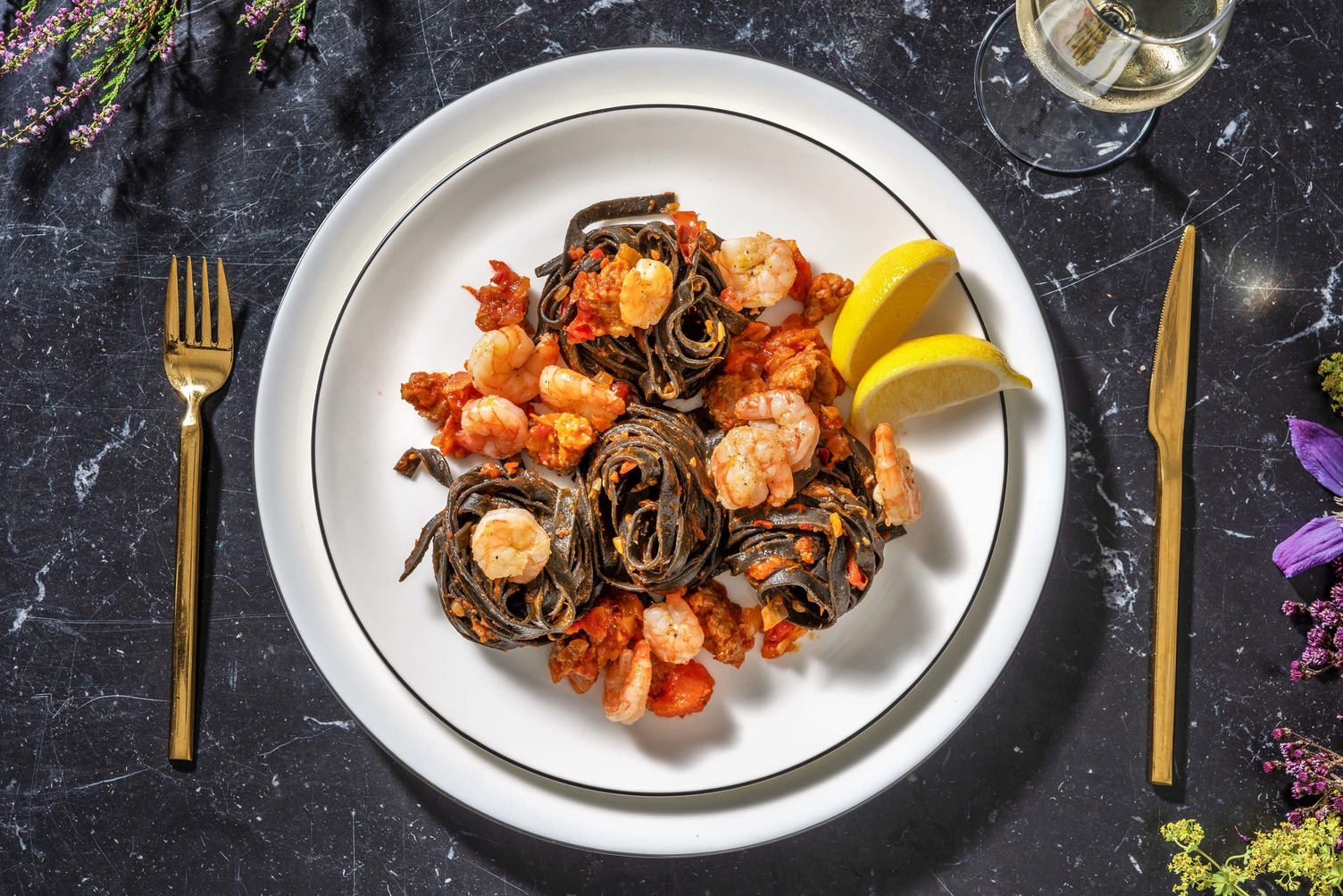 Tagliatelles noires aux grosses crevettes