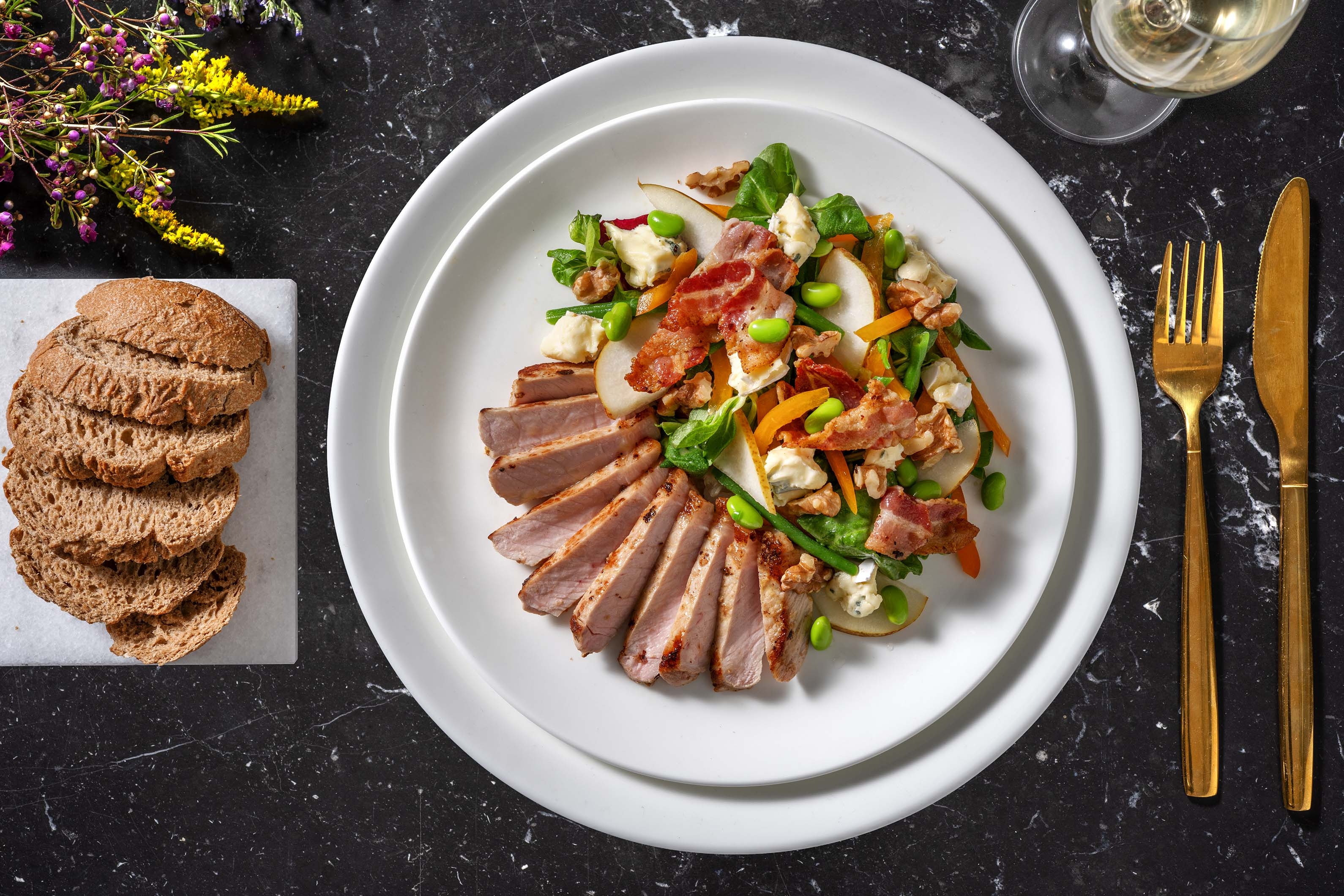 Rijkgevulde salade met varkensfilet, peer en blauwe kaas