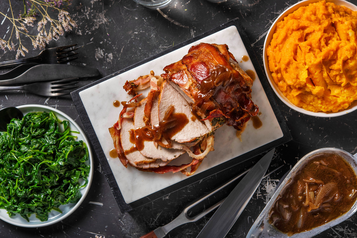 Schweinebraten im Bacon-Salbei-Mantel