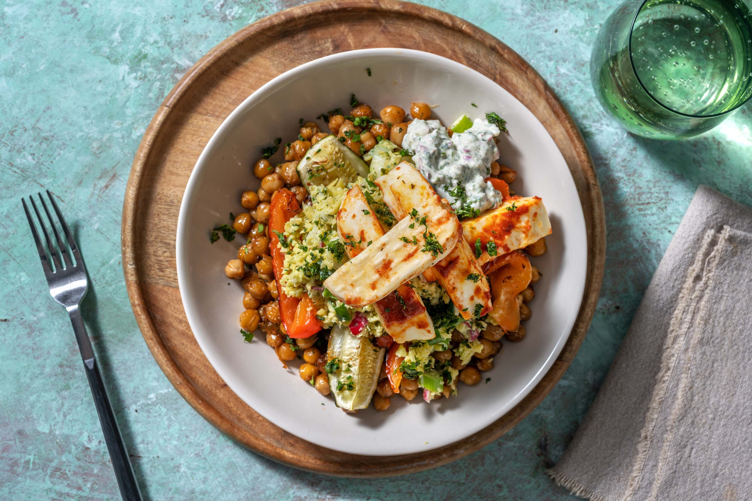 Mediterrane Bowl mit Halloumi-Sticks