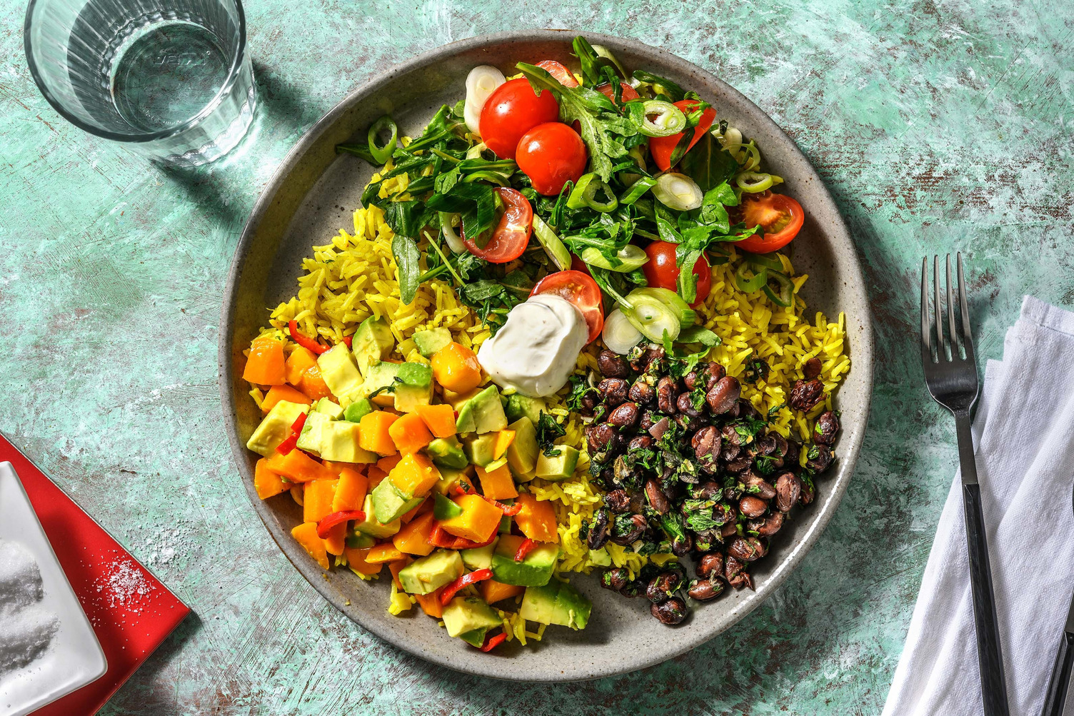 Kubanische Bowl mit Avocado-Mango-Salsa