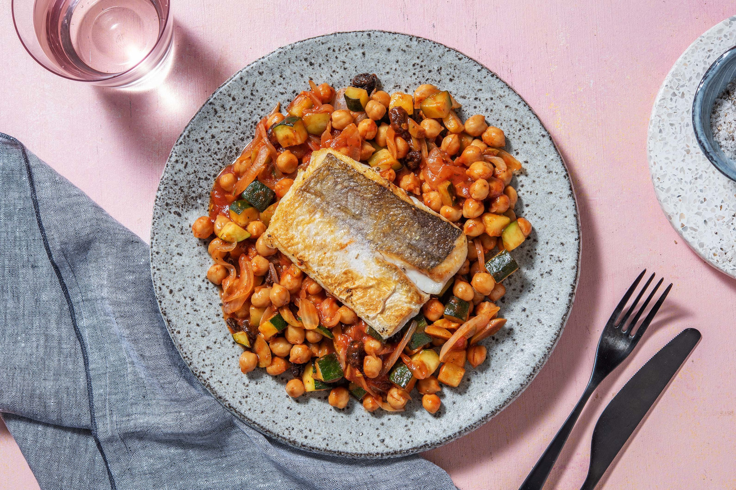 Seehecht auf Kichererbsen-Rosinen-Pfanne