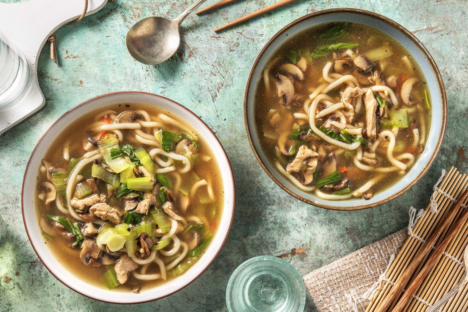 Soupe de nouilles et émincés de poulet marinés à la japonaise
