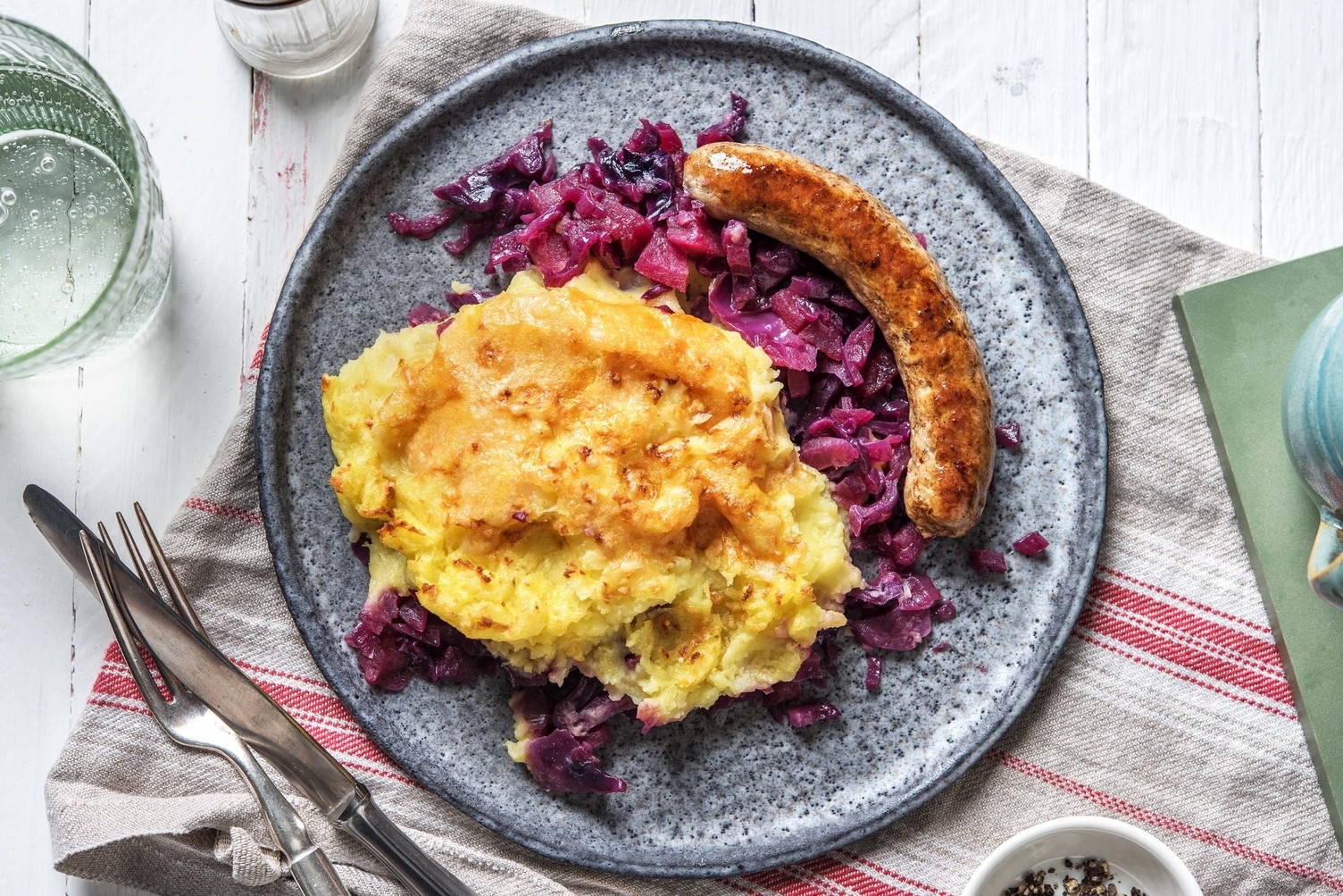 Ovenschotel van rodekool met kipworst