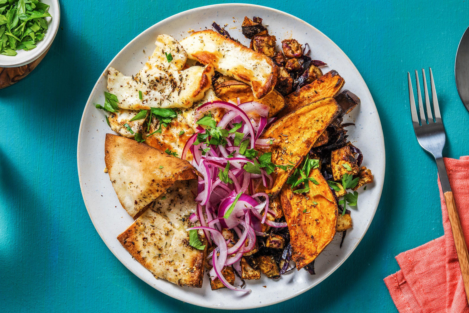 Winterse groente-roast met halloumi en rodekool