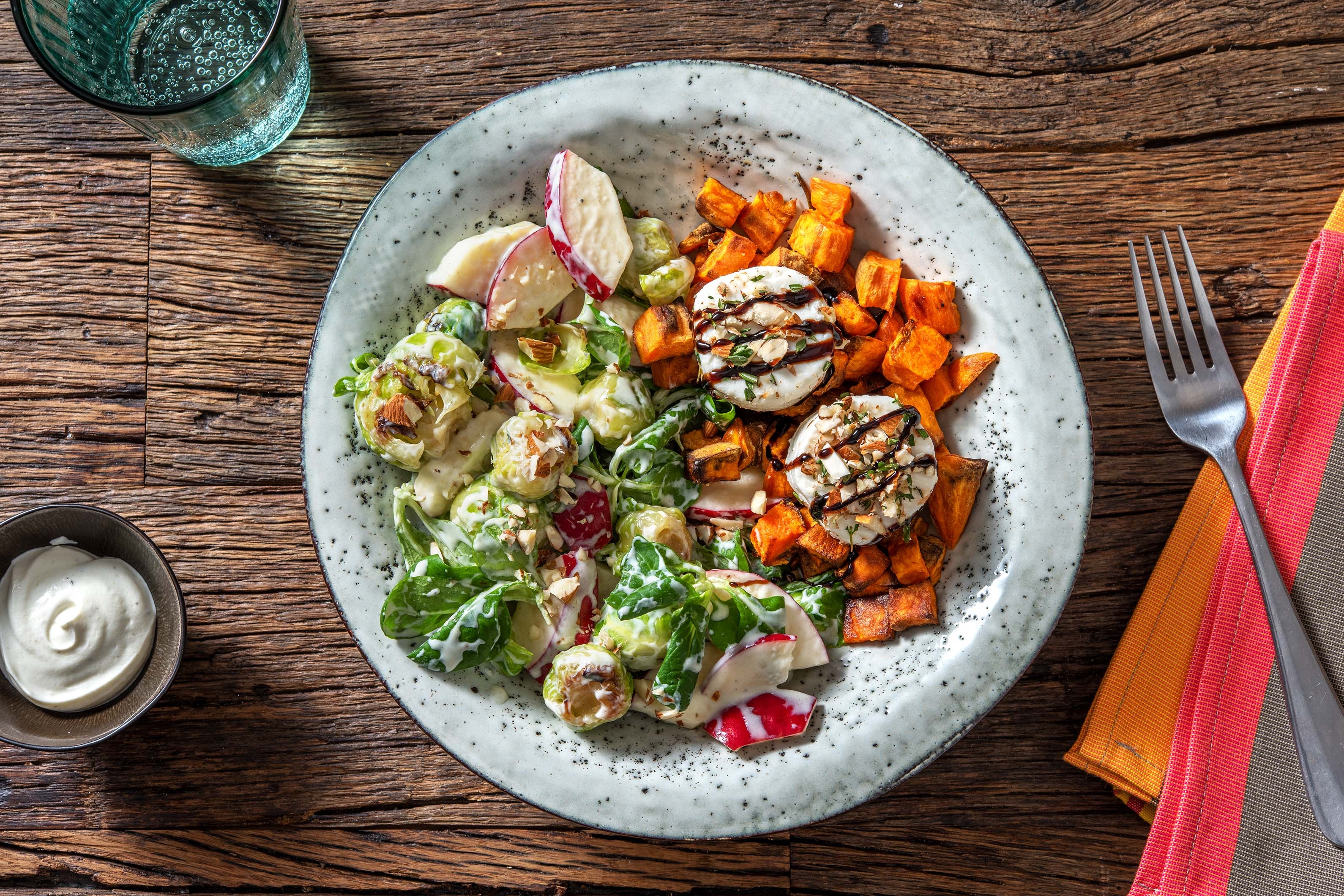 Rosenkohl-Apfel-Salat mit Ziegenkäsetalern